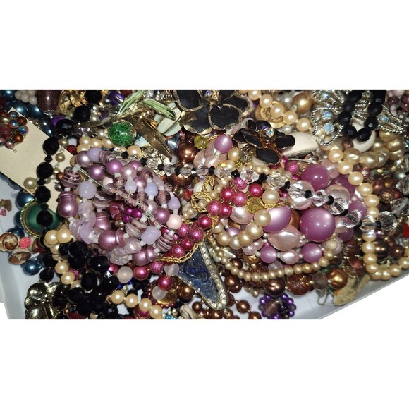 VTG 7lbs Costume Jewelry Lot – Faux Pearls Necklaces, Bracelets & Earrings - Picture 11 of 16